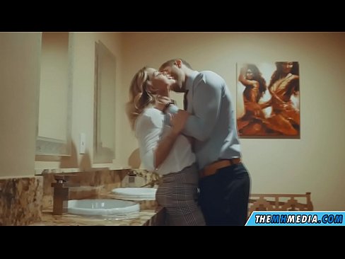 ❤️ Kad krūtiska blondīne pavedina tevi publiskā tualetē ❤❌ Cietā porno pie mums ❌❤